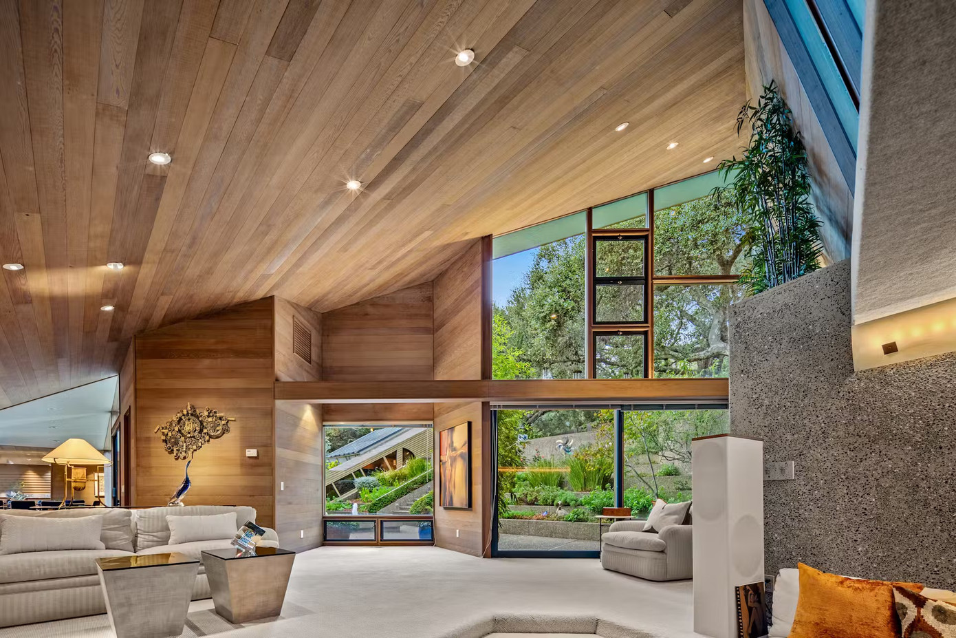 Các cửa sổ rộng rãi có tầm nhìn ra hồ bơi và rừng sồi xung quanh. Các cửa sổ rộng rãi có tầm nhìn ra hồ bơi và rừng sồi xung quanh.