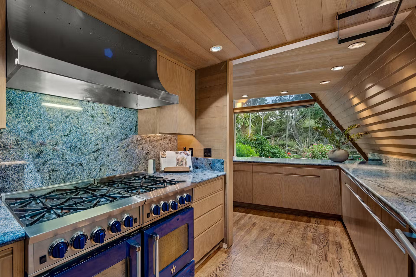 Khối lượng góc cạnh của ngôi nhà được thể hiện bên trong thông qua trần nhà dốc và những tấm kính lớn. Khối lượng góc cạnh của ngôi nhà được thể hiện bên trong thông qua trần nhà dốc và những tấm kính lớn.