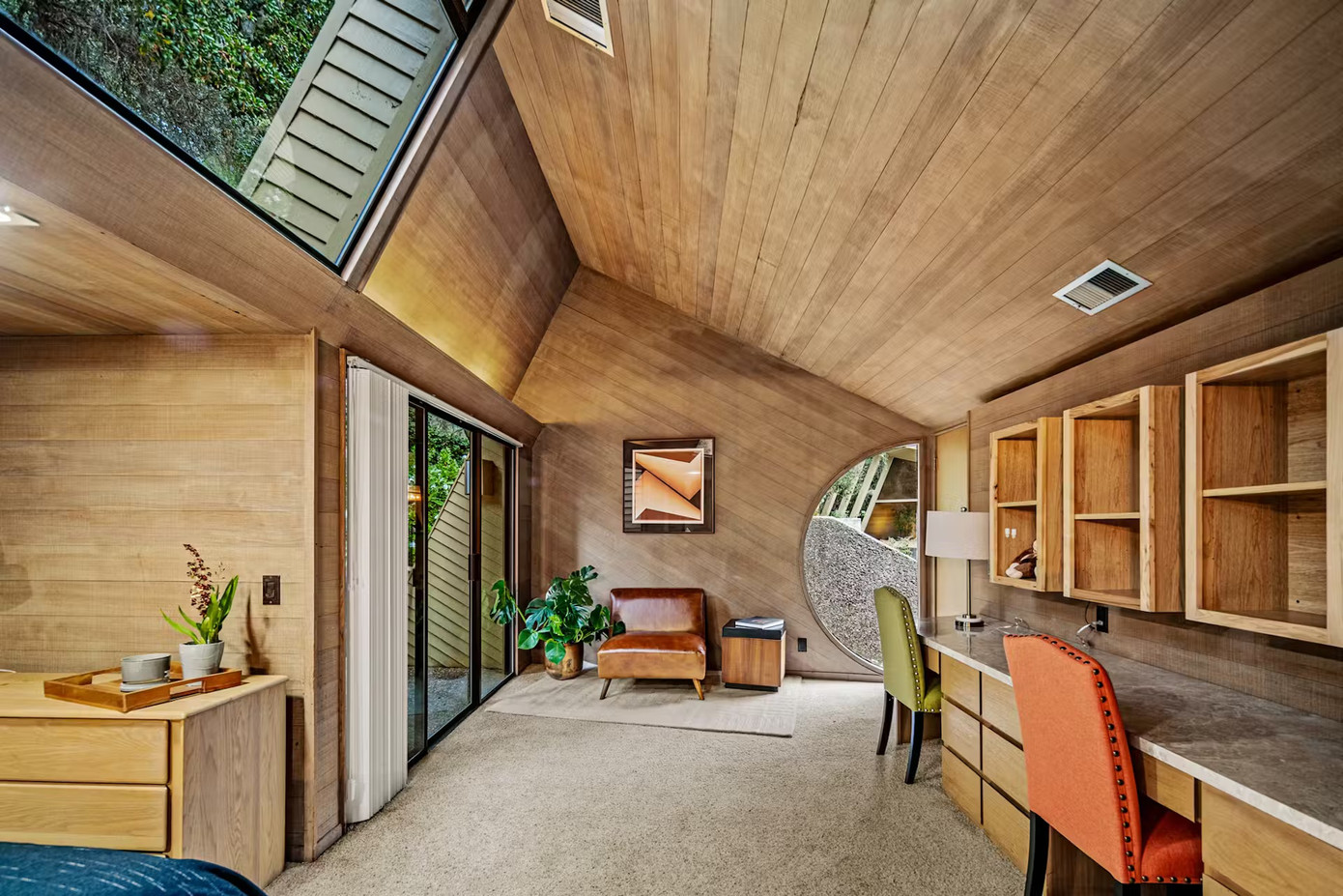 Đường nét, góc cạnh ngôi nhà được thể hiện bên trong thông qua trần nhà dốc và những tấm kính lớn. Đường nét, góc cạnh ngôi nhà được thể hiện bên trong thông qua trần nhà dốc và những tấm kính lớn.