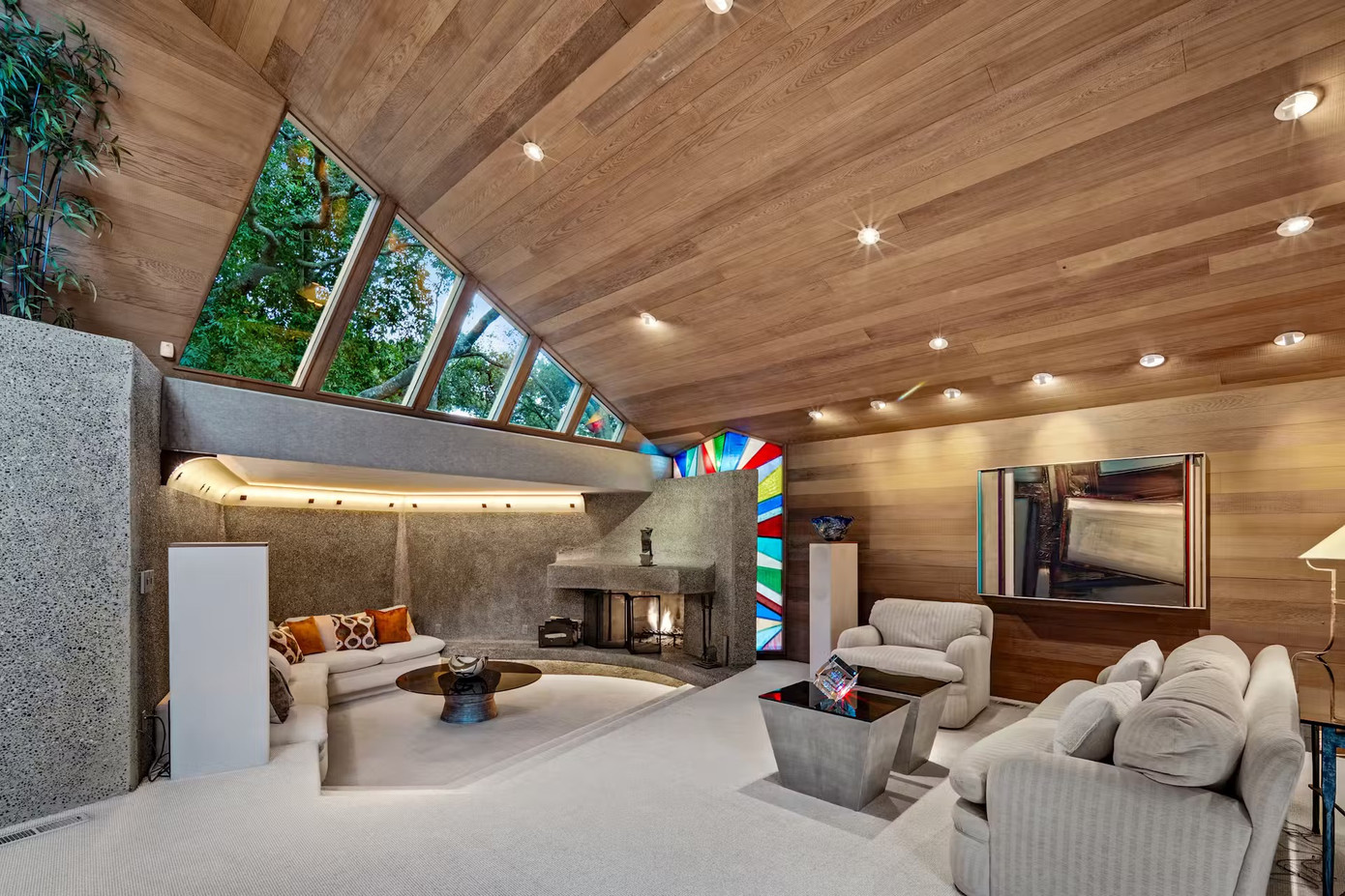 Bên trong ngôi nhà có một nhà khách riêng, biệt thự, hầm rượu, phòng giải trí, xưởng và không gian lưu trữ rộng rãi. Bên trong ngôi nhà có một nhà khách riêng, biệt thự, hầm rượu, phòng giải trí, xưởng và không gian lưu trữ rộng rãi.