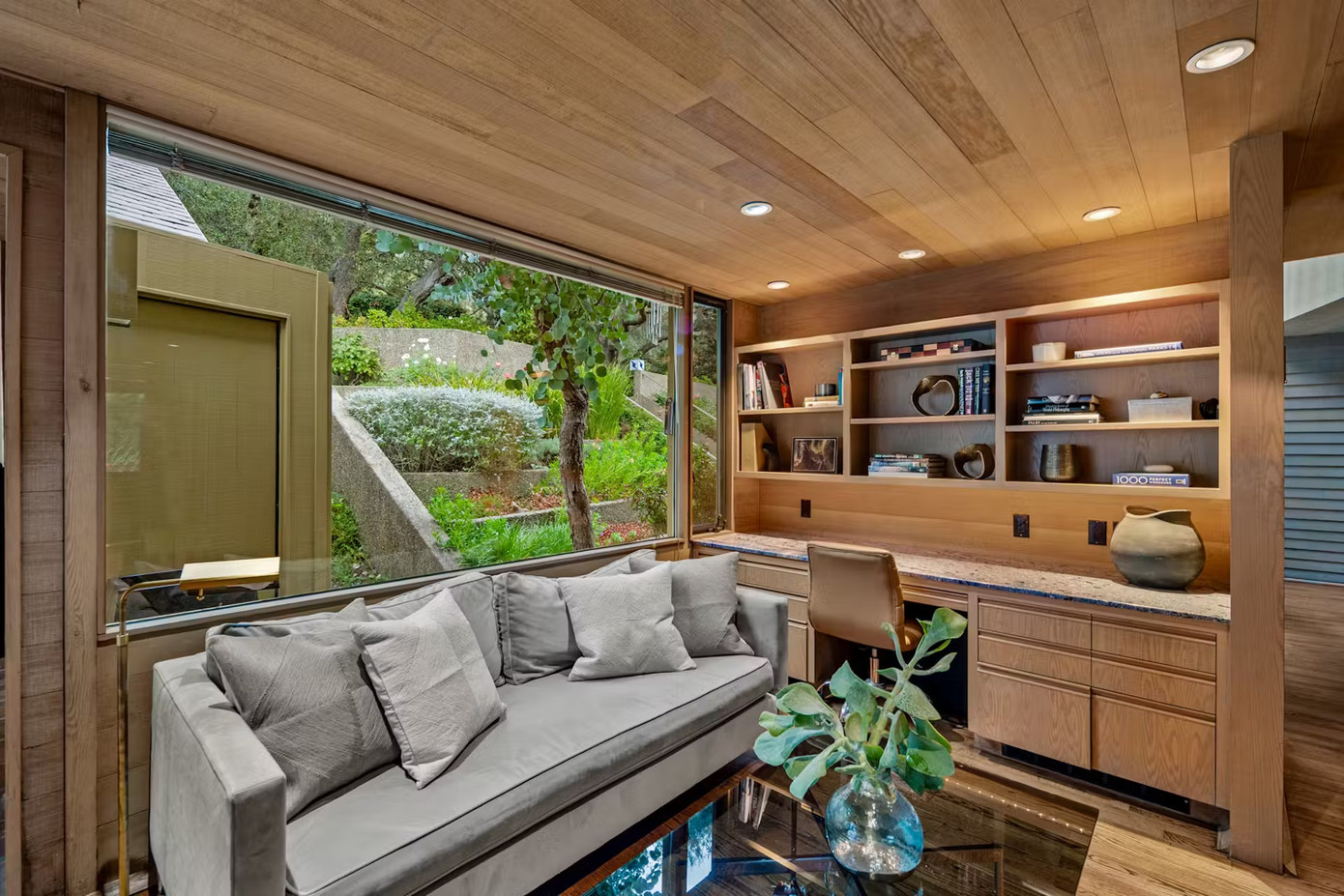 Khối lượng góc cạnh của ngôi nhà được thể hiện bên trong thông qua trần nhà dốc và những tấm kính lớn. Khối lượng góc cạnh của ngôi nhà được thể hiện bên trong thông qua trần nhà dốc và những tấm kính lớn.