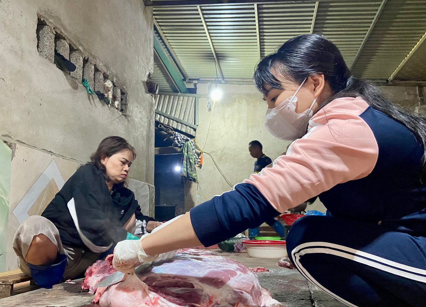 Từ khoảng 26 tháng chạp âm lịch, cứ 23h hằng ngày, gia đình ông Thụ lại bắt đầu mổ lợn để chuẩn bị làm những mẻ giò Tết phục vụ khách hàng. Phần thịt được sử dụng chủ yếu là thịt mông. Từ khoảng 26 tháng chạp âm lịch, cứ 23h hằng ngày, gia đình ông Thụ lại bắt đầu mổ lợn để chuẩn bị làm những mẻ giò Tết phục vụ khách hàng. Phần thịt được sử dụng chủ yếu là thịt mông.