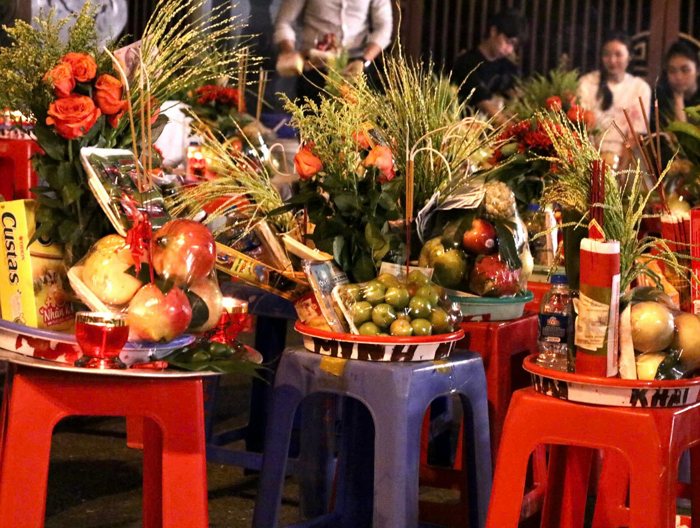 Do Phủ Tây Hồ không mở cửa vào khung giờ này nên những mâm lễ được để bên ngoài cổng phủ. Ghế được người bán hàng cho mượn để đặt mâm lễ khi dâng hương.