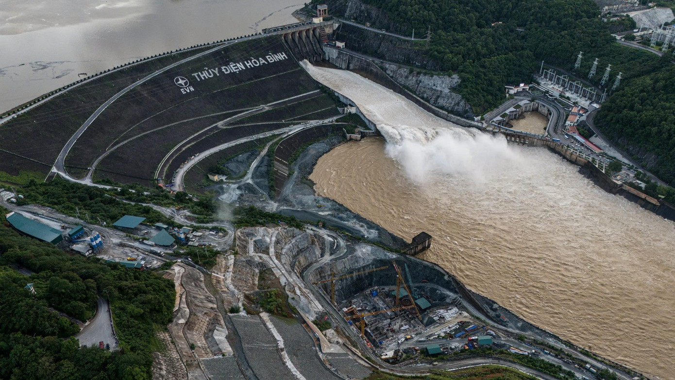 Ngày 2/8, Bộ trưởng Bộ Nông nghiệp và Phát triển Nông thôn đã ban hành Công điện số 5597/CĐ-BNN-ĐĐ gửi Giám đốc Công ty Thủy điện Sơn La, Giám đốc Công ty Thủy điện Hòa Bình và Giám đốc Công ty Thủy điện Tuyên Quang về việc mở 2 cửa xả đáy hồ thủy điện Sơn La, mở tiếp cửa xả đáy thứ 2 hồ thủy điện Hòa Bình và mở một cửa xả đáy tại hồ thủy điện Tuyên Quang.