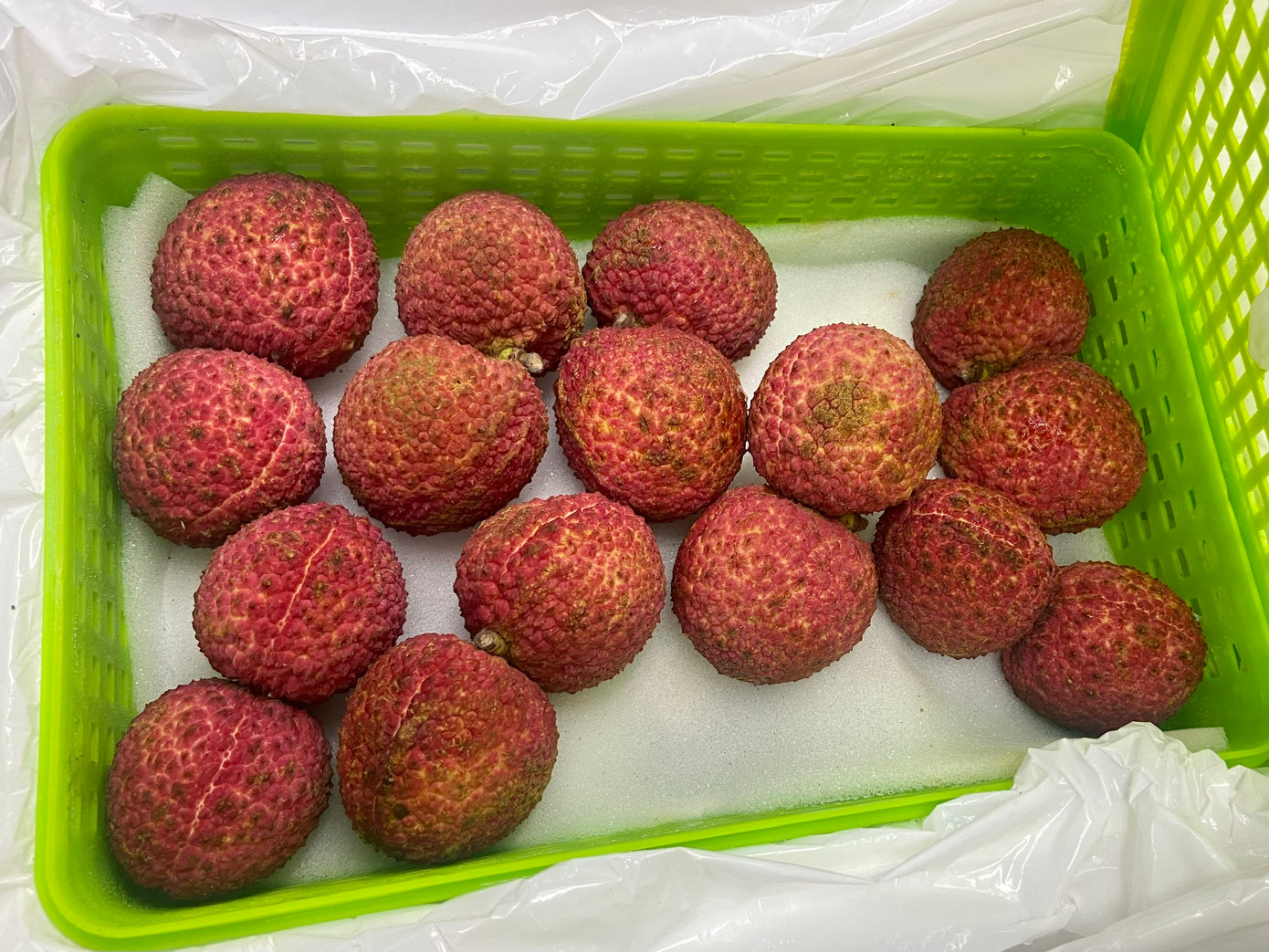 1kg vải được xếp thành 2 lớp trong một thùng và ngăn cách với nhau bởi xốp chống sốc. Ảnh: LTD.