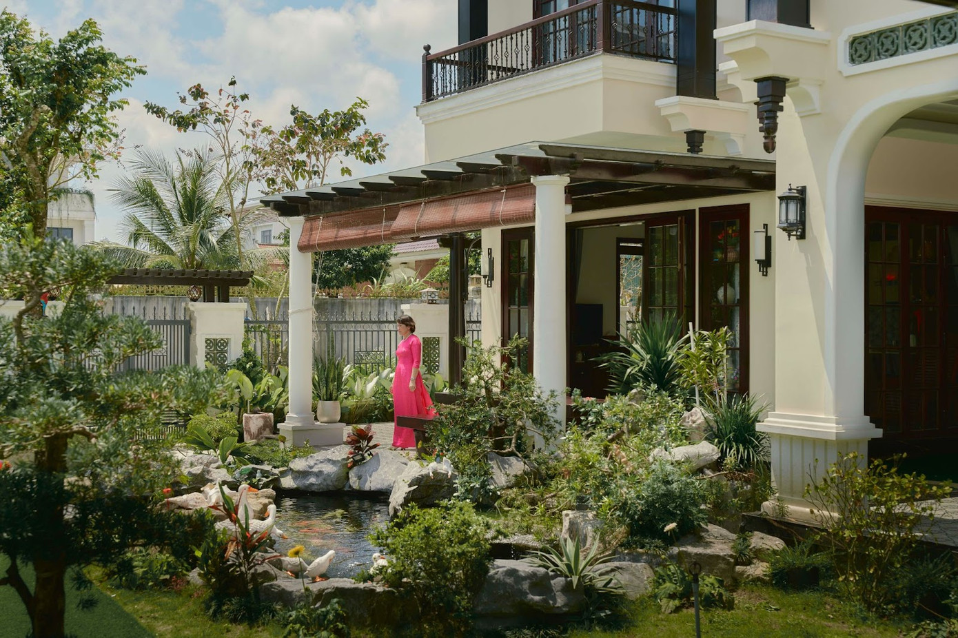 Với cấu trúc mặt bằng khép kín, các khối nhà tạo thành lớp vỏ bọc tự nhiên, đồng thời mở ra những khoảng chuyển tiếp tinh tế. Với cấu trúc mặt bằng khép kín, các khối nhà tạo thành lớp vỏ bọc tự nhiên, đồng thời mở ra những khoảng chuyển tiếp tinh tế.