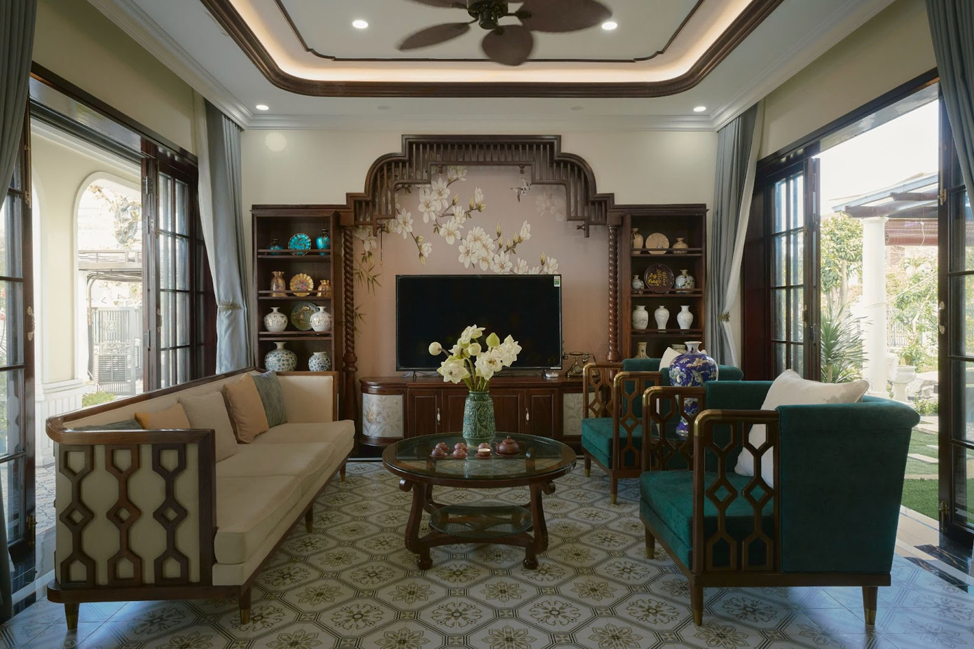 Nội thất trong căn biệt thự được không chạy theo xu hướng vật liệu công nghiệp hay hiệu ứng hình thức. Khang Villa chọn lọc những chất liệu rất đỗi gần gũi như gỗ, tre, gạch bông, ngói... Nội thất trong căn biệt thự được không chạy theo xu hướng vật liệu công nghiệp hay hiệu ứng hình thức. Khang Villa chọn lọc những chất liệu rất đỗi gần gũi như gỗ, tre, gạch bông, ngói...