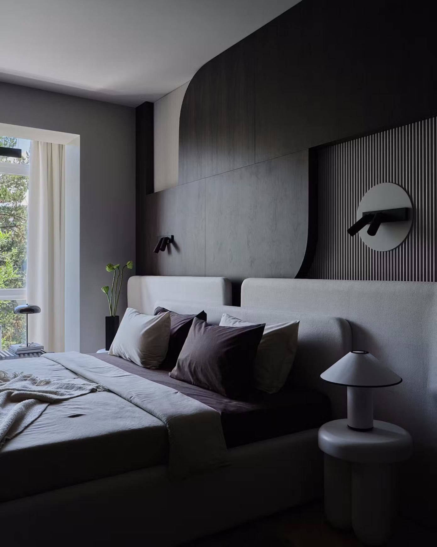 Đa số đồ nội thất đóng mới, đầu giường tích hợp với kiến trúc, phối cùng đèn ngủ nhỏ cho không gian thêm phần ấm cúng.