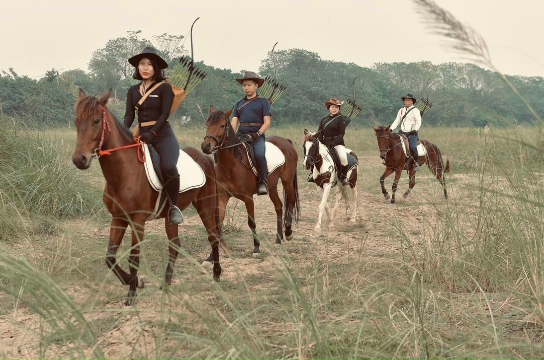 Những buổi dã ngoại cưỡi ngựa ngoài trời phối hợp bắn cung thường được CLB tổ chức cho các hội viên. Hoạt động vừa mang tính giải trí lại vừa có thể cải thiện kỹ năng cưỡi ngựa cho các hội viên.