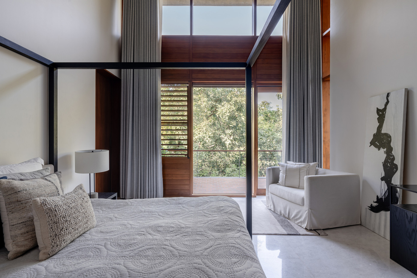 Không gian phòng ngủ ngập tràn ánh sáng với thiết kế các ô cửa kính lớn nhìn ra phía không gian xanh bên ngoài.