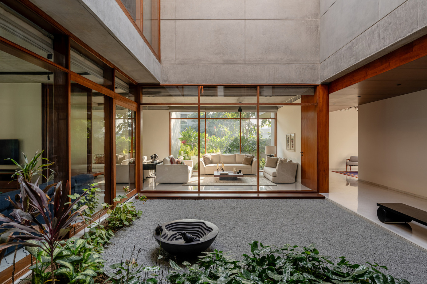 Tầng trệt có 2 phòng ngủ ở phía nam, khu vực tiếp khách chính thức, khu vực làm việc và phòng tập gym ở phía đông, phòng khách và phòng ăn hướng ra khu vực vườn phía bắc và bếp nối liền với khu vực ăn.