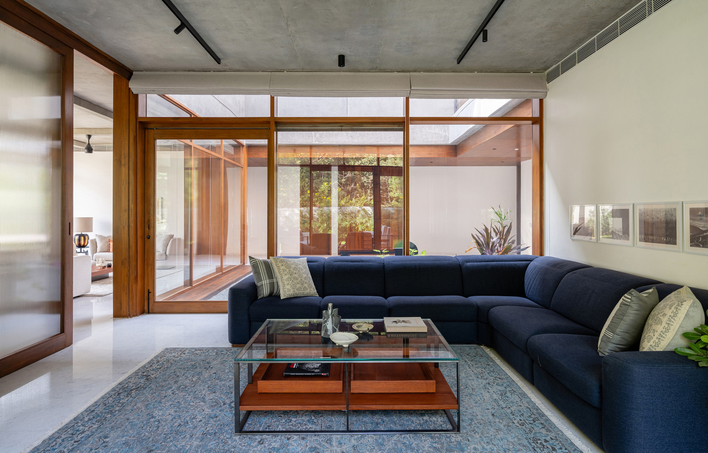 Khu vực tầng trệt có các không gian sinh hoạt được bố trí xung quanh sân trong của ngôi nhà.