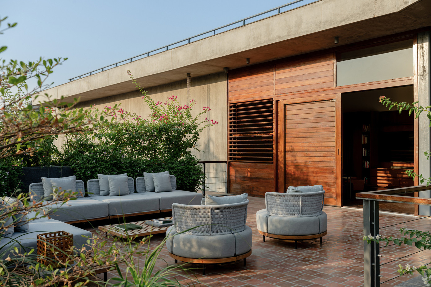 Tầng trên có 3 phòng ngủ ở phía tây, phòng chiếu phim gia đình ở phía nam. Khu vực phòng chờ nằm ở phía đông, nhìn ra khu vực vườn phía bắc và mở rộng ra một sân thượng phía đông. Sân thượng này trở thành khu vực giải trí ngoài trời cho gia đình.