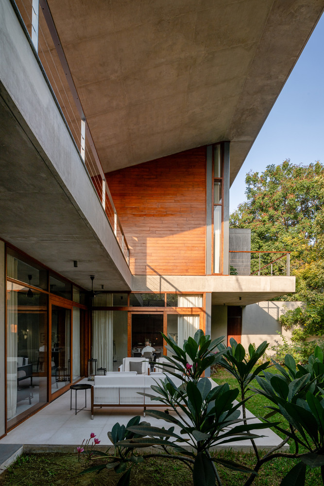 Ngôi nhà được thiết kế với những cửa kính tấm lớn, tất cả phòng bên trong đều có thể nhìn ra được không gian xanh bên ngoài ngôi nhà.