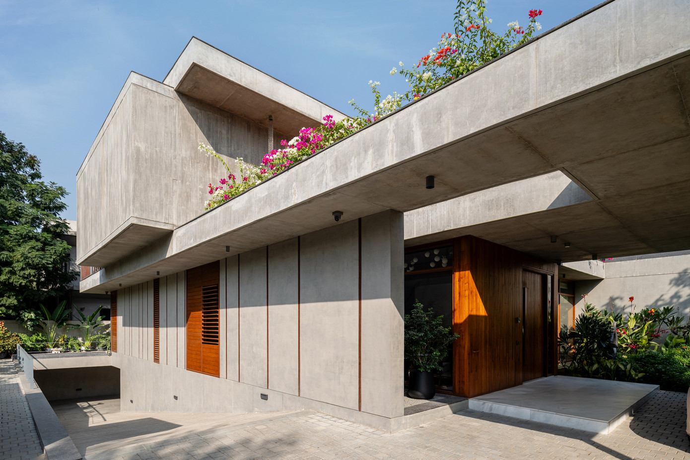 Diện mạo bên ngoài của ngôi nhà gây ấn tượng mạnh với mọi người bởi vẻ mộc mạc, độc đáo của những khối bê tông không sơn.