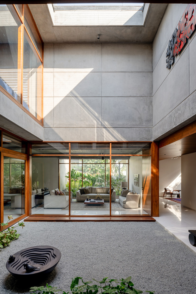 Tầng trệt có 2 phòng ngủ ở phía nam, khu vực tiếp khách chính thức, khu vực làm việc và phòng tập gym ở phía đông, phòng khách và phòng ăn hướng ra khu vực vườn phía bắc và bếp nối liền với khu vực ăn.