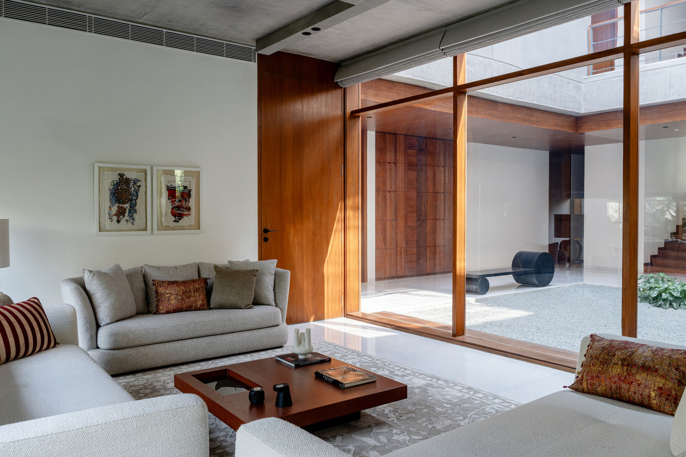 Khu vực tầng trệt có các không gian sinh hoạt được bố trí xung quanh sân trong của ngôi nhà.