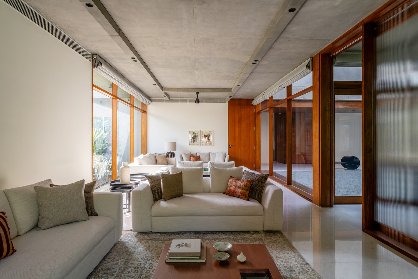 Khu vực tầng trệt có các không gian sinh hoạt được bố trí xung quanh sân trong của ngôi nhà.