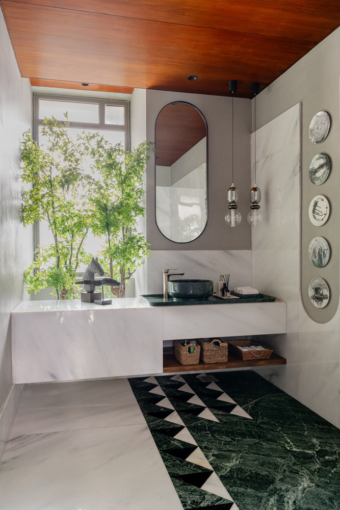 Nhà vệ sinh được thiết kế có thể tận dụng ánh sáng tự nhiên khi cần nhưng vẫn đảm bảo được sự riêng tư.