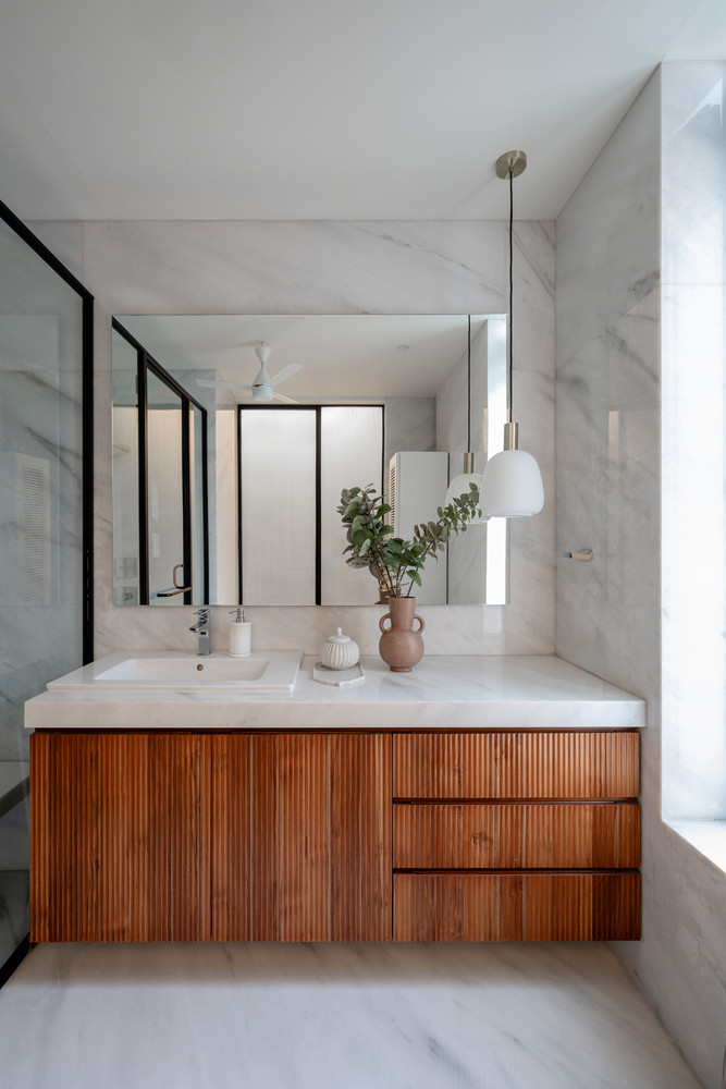 Nhà vệ sinh được thiết kế có thể tận dụng ánh sáng tự nhiên khi cần nhưng vẫn đảm bảo được sự riêng tư.