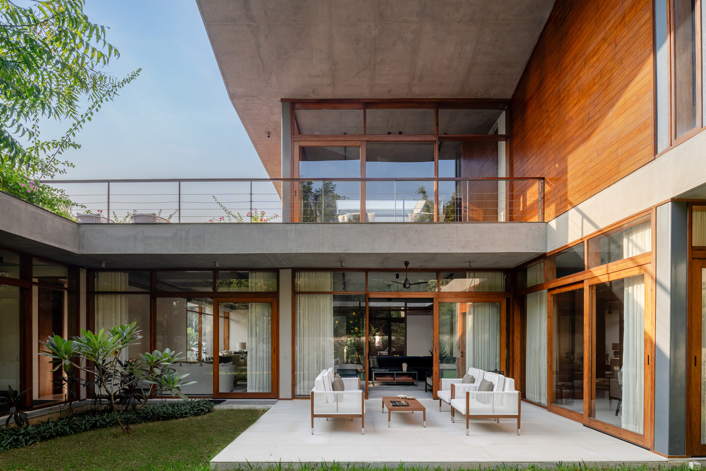 Phần hiên được thiết kế rộng, với mái che ở trên tạo thành không gian sinh hoạt, vui chơi, thư giãn ngoài trời cho ngôi nhà.