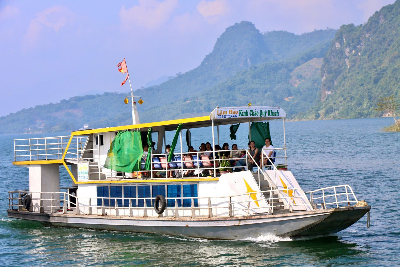 Một trong những trải nghiệm lý tưởng nhất chính là đi thuyền và thỏa sức ngắm những hòn đảo lớn, nhỏ nằm quanh co giữa hồ.