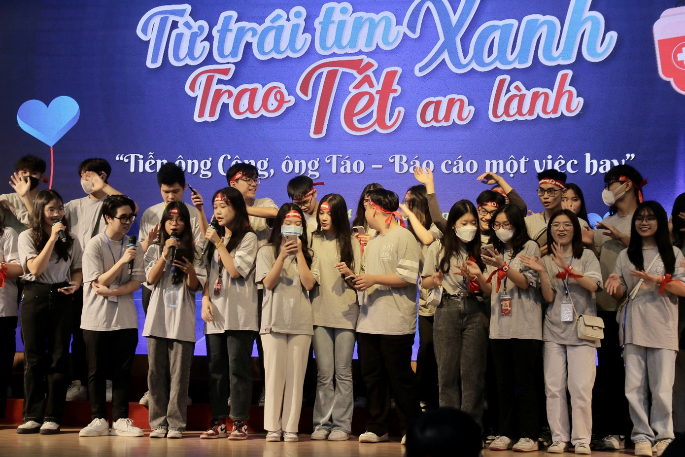 CLB tình nguyện trường THPT Việt Đức biểu diễn văn nghệ tại chương trình