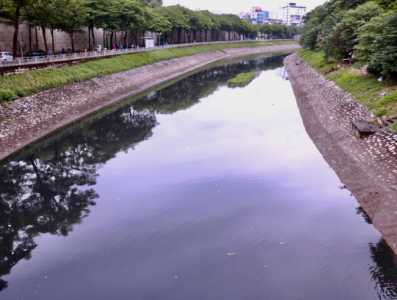 Trước đó, đại diện Công ty TNHH MTV Thoát nước Hà Nội thông tin với báo chí, nước sông Tô Lịch xanh trong không phải hiện tượng bất thường mà do sông Tô Lịch đợt này nhận được một lượng lớn nước từ Hồ Tây chảy vào, nước sông được pha loãng, cải thiện rõ rệt về màu sắc và mùi hôi. Đây là hiện tượng năm nào cũng xảy ra, đặc biệt là trong mùa mưa lũ của miền Bắc.