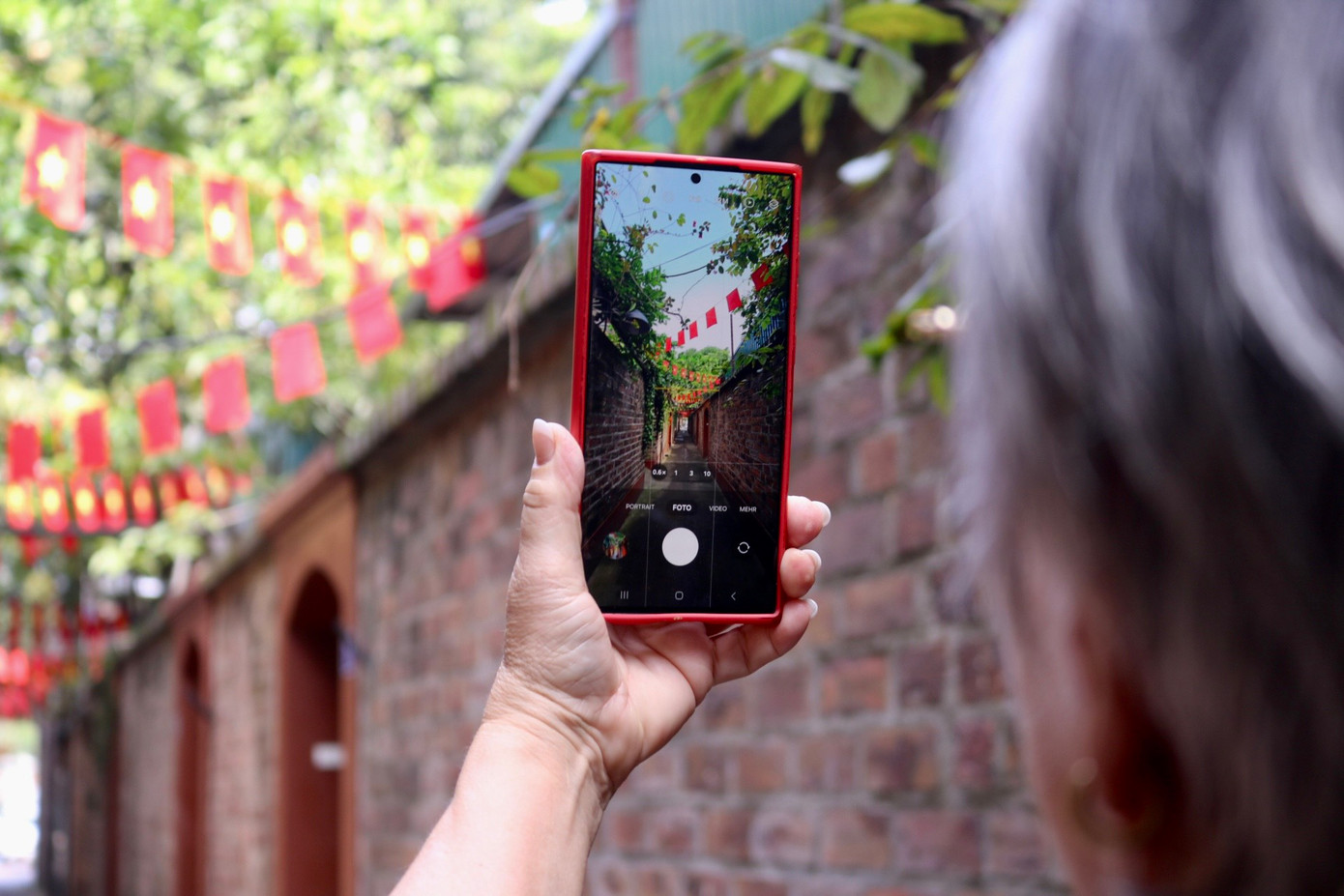 Người dân cho biết từ ngày hoàn thiện cổng này, nhiều người đi qua đều ghé vào check-in, đặc biệt là các bạn trẻ và du khách nước ngoài.