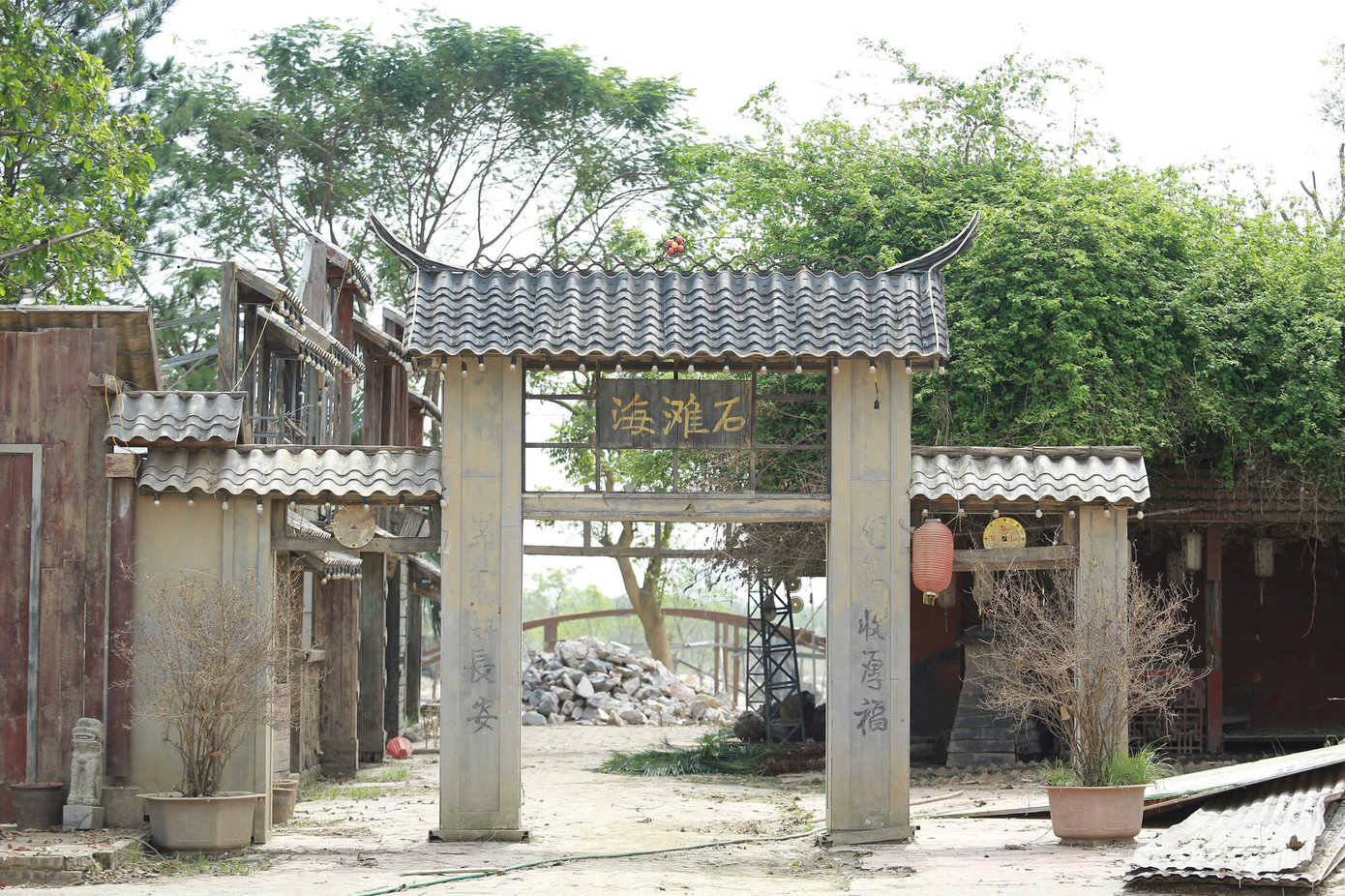 Khu vực nhà hàng, chụp ảnh theo phong cách cổ trang, góc check-in Hội An giờ chỉ còn trơ lại khung gỗ, lấm lem bùn đất sau khi bão đi qua.