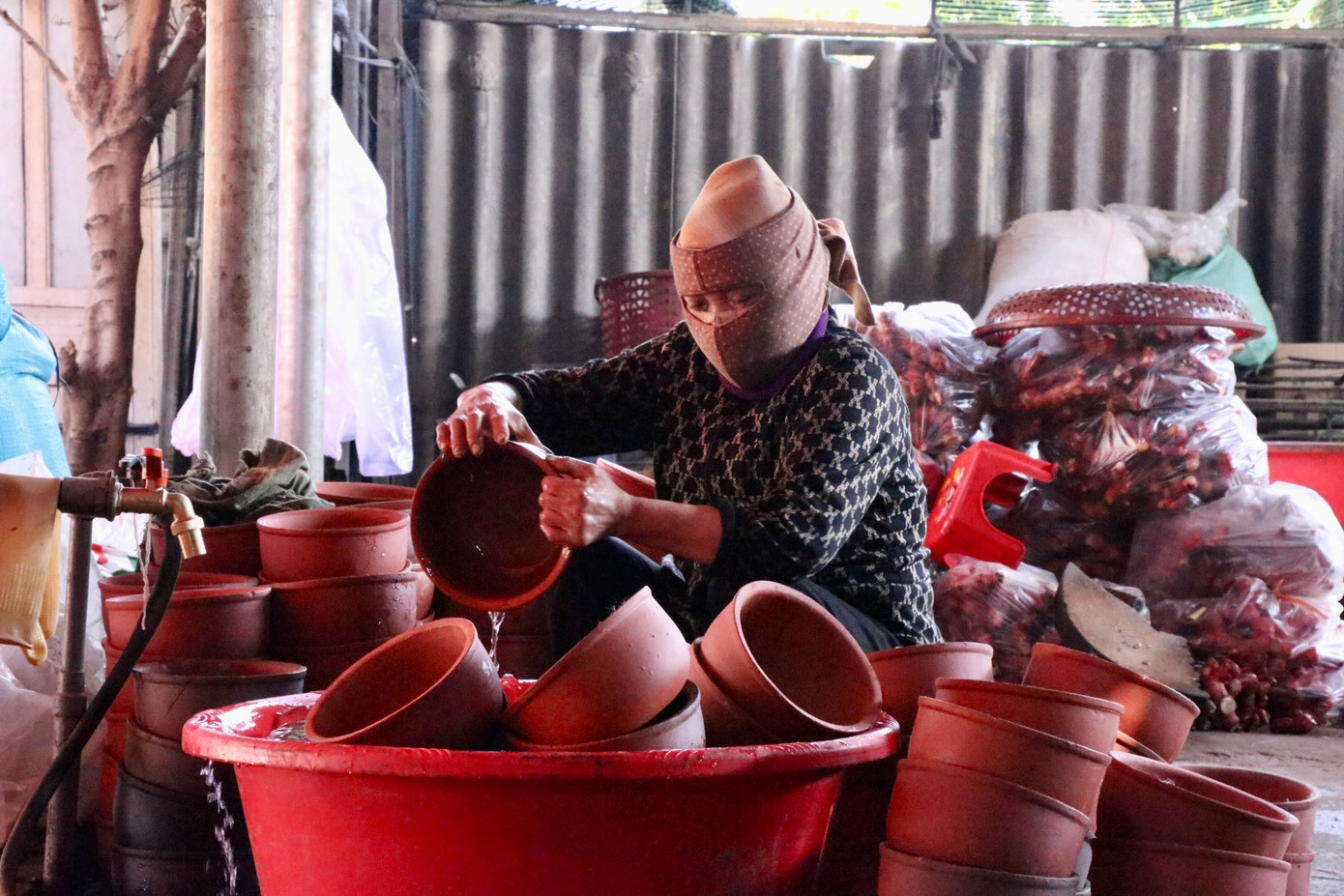 Theo bà Hậu - một người làm ở cơ sở cá kho, để làm nên một niêu cá kho ngon, không thể thiếu sự tỉ mỉ trong từng công đoạn. Một niêu cá kho Vũ Đại hoàn hảo phải được chuẩn bị kỹ lưỡng từ nguyên liệu đến quy trình. Cá trắm đen là loại cá được chuộng nhất khi làm món cá kho này. Mỗi con cá trắm được lựa chọn phải có cân nặng tối thiểu 4kg với thân chắc thịt, không bị dập hay hư hỏng. Các gia vị như chanh tươi, ớt, gừng, riềng, tiêu, mắm ngon... cũng phải được lựa chọn kỹ càng để tạo nên hương vị đậm đà.