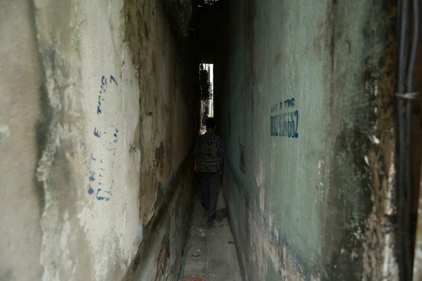 Các con ngõ ở đây nhỏ, sâu và tối như đường hầm.