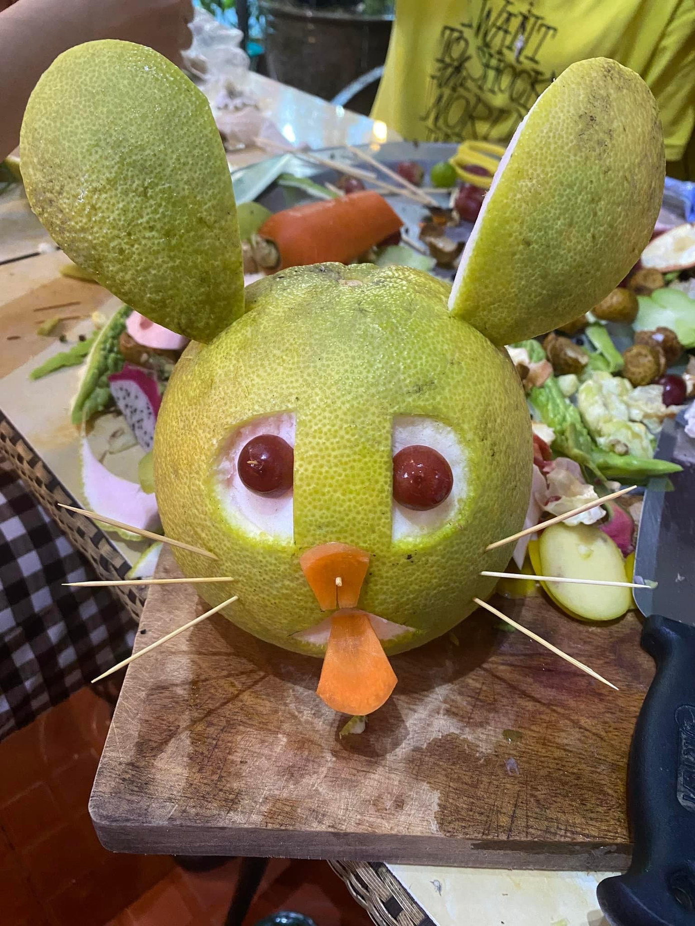 Lên mâm cỗ thì tất cả mọi thứ chan hòa và trông có vẻ bắt mắt. Ấy vậy mà công tác chuẩn bị được nhiều chị em đánh giá là "khó xơi". Chị Hồng Minh (Đống Đa) chia sẻ: "Công đoạn ngồi tưởng tượng ra củ này, quả này thì làm thành hình gì, con vật gì để cho đẹp, cho bắt mắt cũng thật là đau đầu. Biết lên mạng tìm là có ngay những vì là hội thi của các con nên chúng tôi cũng muốn có những chi tiết đặc biệt và độc lạ riêng để tạo điểm nhấn. Do đó hội phụ huynh lớp chúng tôi đã dành ra khoảng hơn 2 tiếng chỉ để lên ý tưởng". Lên mâm cỗ thì tất cả mọi thứ chan hòa và trông có vẻ bắt mắt. Ấy vậy mà công tác chuẩn bị được nhiều chị em đánh giá là "khó xơi". Chị Hồng Minh (Đống Đa) chia sẻ: "Công đoạn ngồi tưởng tượng ra củ này, quả này thì làm thành hình gì, con vật gì để cho đẹp, cho bắt mắt cũng thật là đau đầu. Biết lên mạng tìm là có ngay những vì là hội thi của các con nên chúng tôi cũng muốn có những chi tiết đặc biệt và độc lạ riêng để tạo điểm nhấn. Do đó hội phụ huynh lớp chúng tôi đã dành ra khoảng hơn 2 tiếng chỉ để lên ý tưởng".