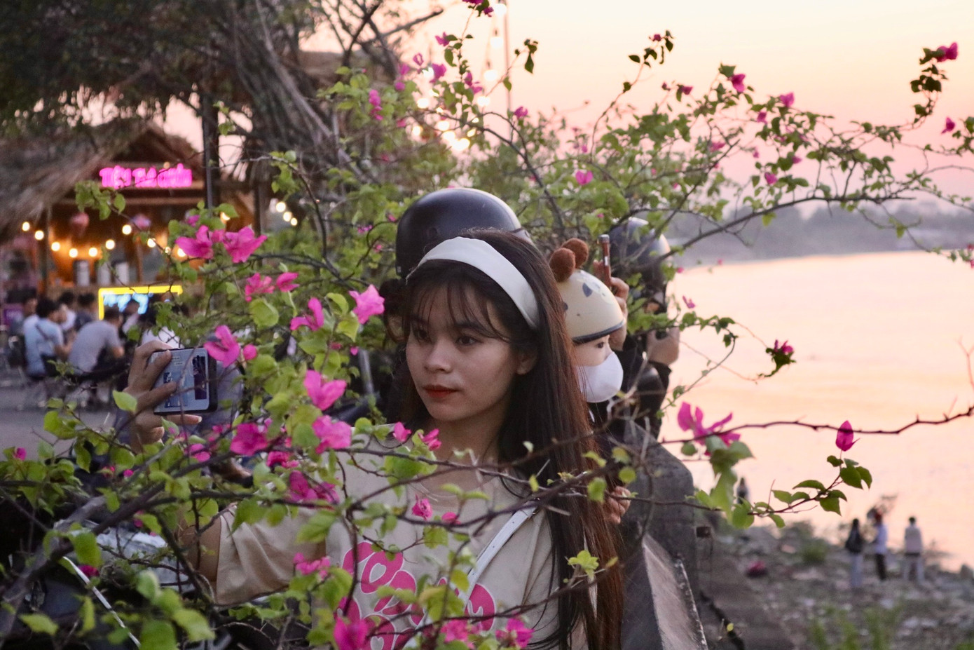 Nhiều bạn trẻ rủ nhau đi từ nội thành để đến đây "săn" hoàng hôn từ 4 giờ chiều vì sợ nếu không nhanh chân sẽ lỡ mất cảnh đẹp nhất.