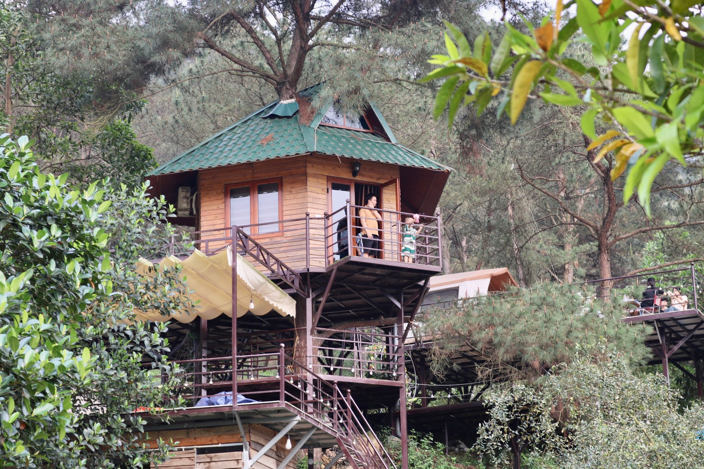 Tại đây, có đầy đủ các dịch vụ cho chuyến nghỉ dưỡng của mọi người. Các homestay, nhà nghỉ lều trại,... với mức giá dao động từ vài trăm nghìn đến tiền triệu đều có, khách du lịch chỉ cần đặt trước và đến nhận phòng.