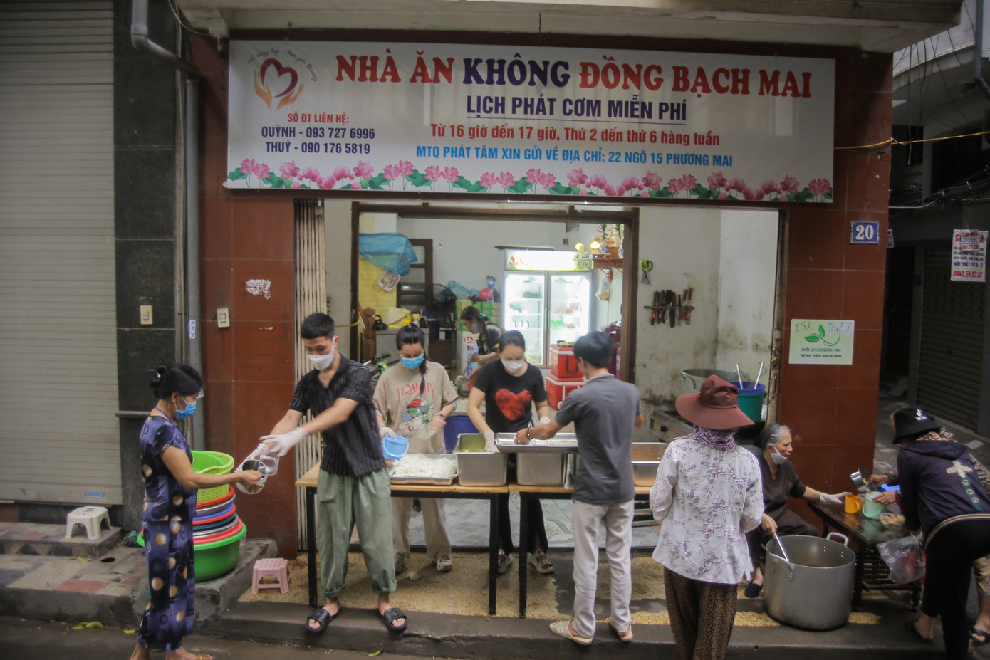 Những suất cơm nóng được trao tận tay người dân.