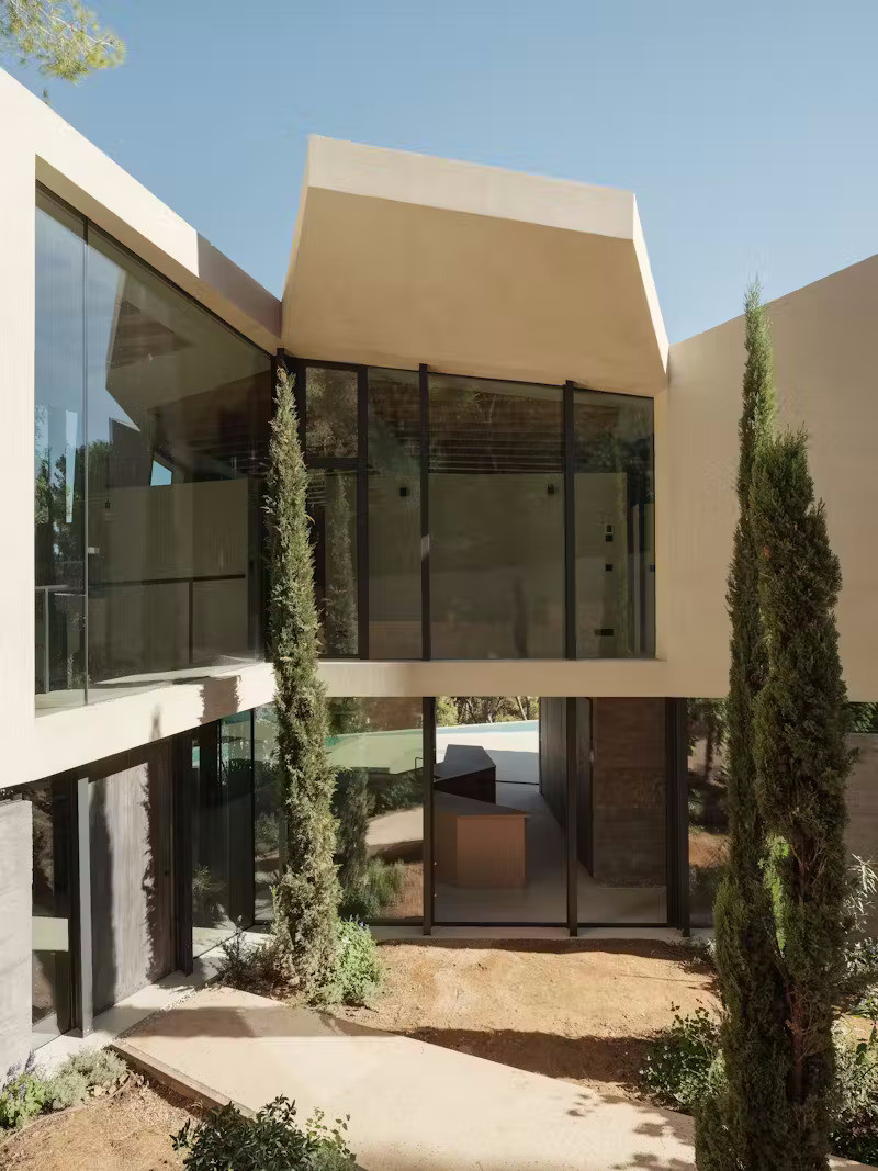 Không có ranh giới rõ ràng giữa trong và ngoài, ngôi nhà không tường theo đúng nghĩa. Thiên nhiên trở thành một phần cấu trúc của ngôi nhà, khi các khoảng mở, sân trong và hai khe sáng ở mặt kính hướng Nam đưa xây xanh và ánh sáng vào sâu bên trong ngôi nhà.