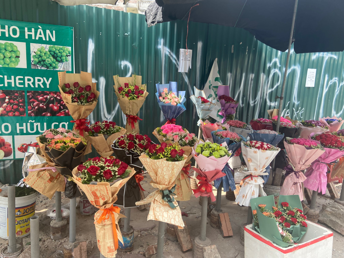 Dù đã gần hết ngày 20/11 nhưng "cửa hàng" hoa này mới cũng chỉ bán được 4 bó.