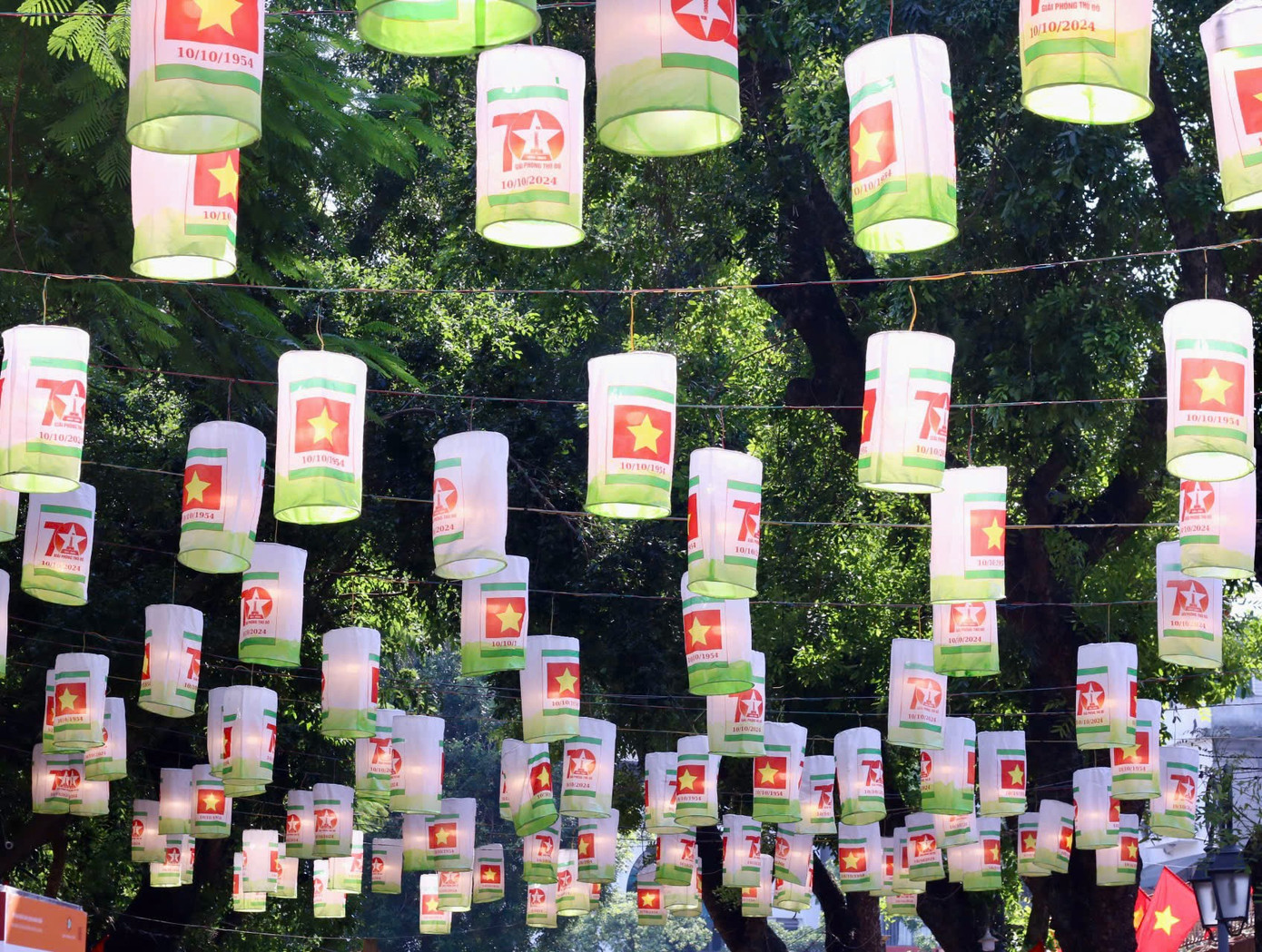 Giàn đèn lồng kỷ niệm 70 năm Ngày Giải phóng Thủ đô tạo ấn tượng mạnh đối với người dân và du khách tới tham quan.