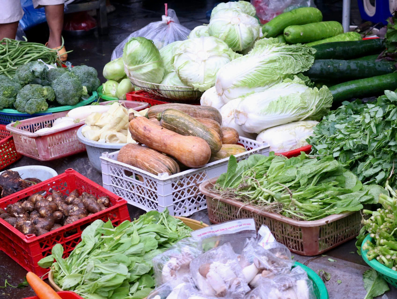 Giá rau xanh tại các chợ tăng từ 1,5 - 2 lần so với ngày thường. Trong đó, rau muống 15.000 đồng/bó, ngải cứu 12.000 đồng/bó, cà chua 45.000 đồng/kg, rau cải 30.000 - 35.000 đồng.kg, xà lách 40.000 - 45.000 đồng/kg, rau mùi 8.000 đồng/bó nhỏ,... Như vậy, trung bình rau xanh tăng từ 5.000 - 10.000 đồng so với ngày thường. Giá rau xanh tại các chợ tăng từ 1,5 - 2 lần so với ngày thường. Trong đó, rau muống 15.000 đồng/bó, ngải cứu 12.000 đồng/bó, cà chua 45.000 đồng/kg, rau cải 30.000 - 35.000 đồng.kg, xà lách 40.000 - 45.000 đồng/kg, rau mùi 8.000 đồng/bó nhỏ,... Như vậy, trung bình rau xanh tăng từ 5.000 - 10.000 đồng so với ngày thường.