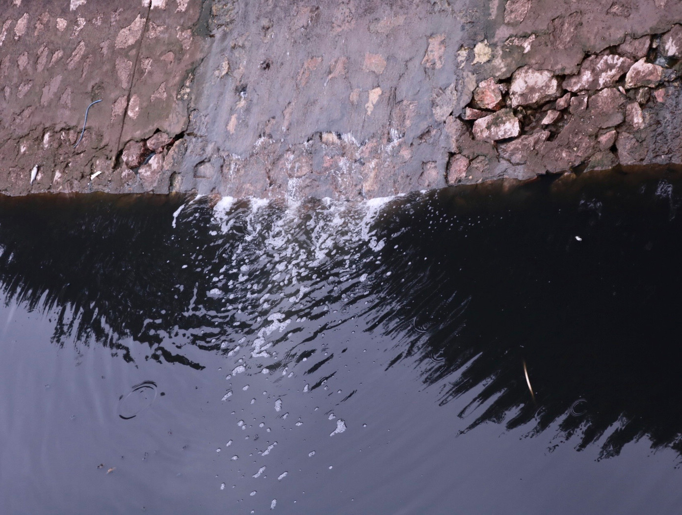 Bên cạnh đó, những cống nước thải từ các khu phố vẫn không ngừng đổ vào sông khiến tình trạng mùi hôi thối trở nên nghiêm trọng hơn.