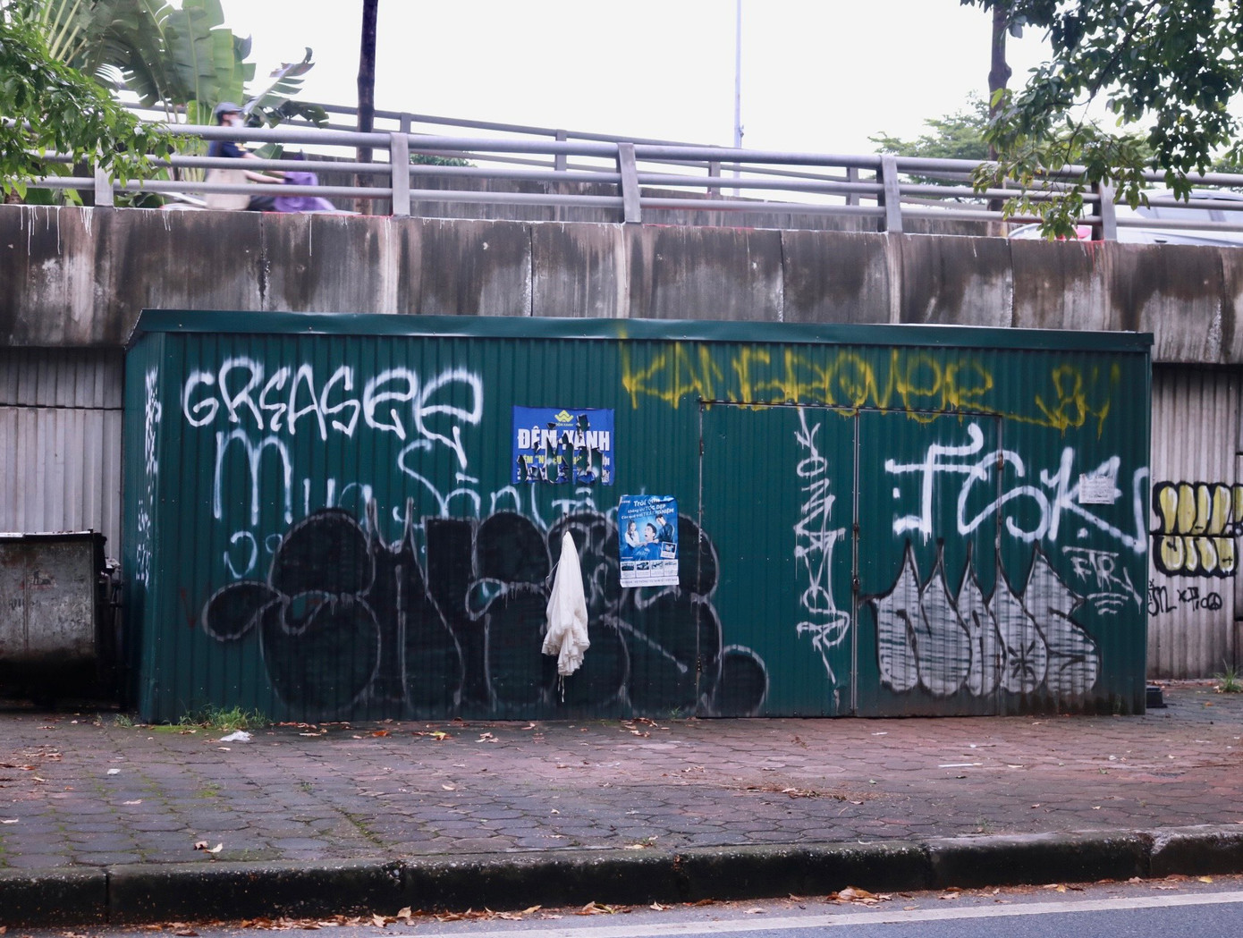 Nhiều không gian công cộng khác như bến xe buýt, trụ điện, nơi tập kết rác,... dọc tuyến đường Bưởi cũng bị vẽ nham nhở.