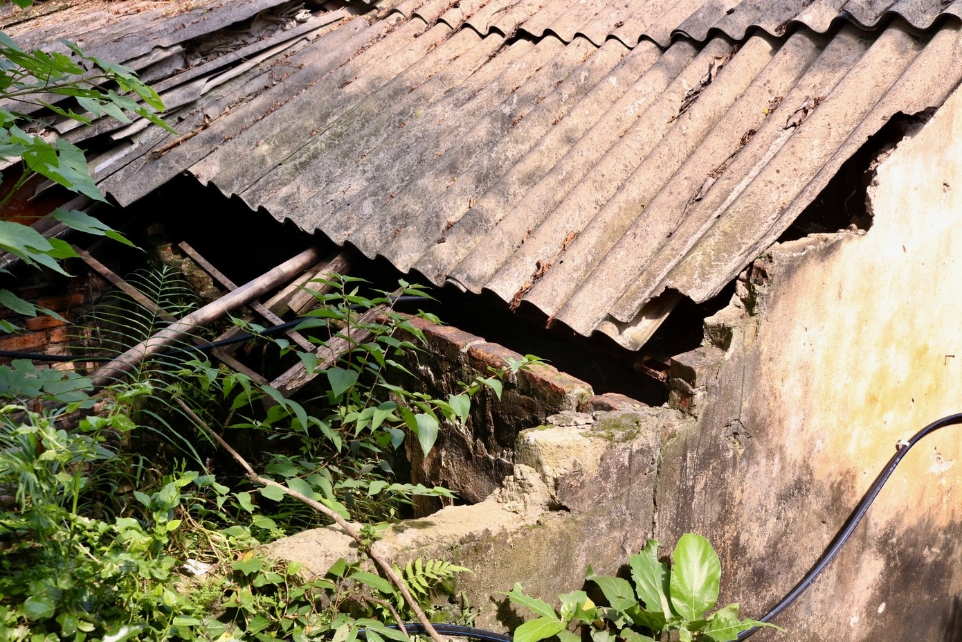 Trải qua hơn 4 thập kỷ, ngôi nhà đã xuống cấp một cách trầm trọng, nhiều hạng mục công trình nứt gãy, mục nát đe dọa đến cuộc sống của người dân.