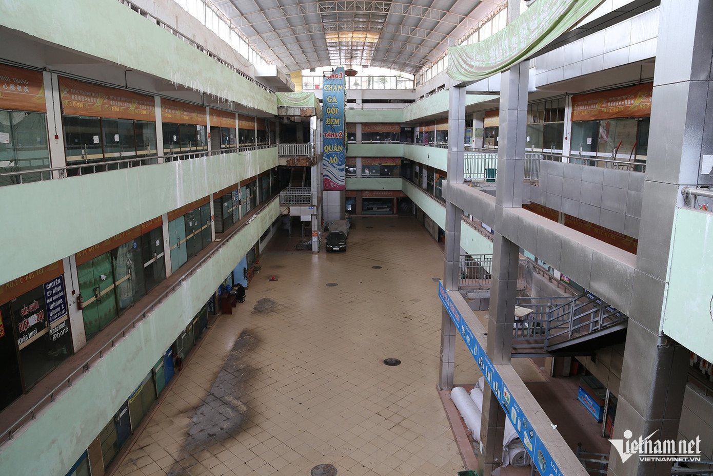 Bên trong trung tâm thương mại này đìu hiu ít người qua lại. Ảnh: Phạm Công. Bên trong trung tâm thương mại này đìu hiu ít người qua lại. Ảnh: Phạm Công.