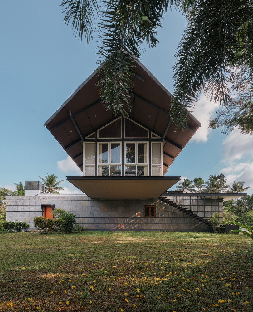 Điểm nhấn của công trình và cũng là nét “nghệ sĩ” nhất chính là phần mái đua khổng lồ vươn ra không gian bên ngoài. Đây không chỉ là chi tiết kỹ thuật đầy thách thức, mà còn là tuyên ngôn thẩm mỹ mang tính biểu tượng cho sự giao thoa giữa hiện đại và truyền thống.