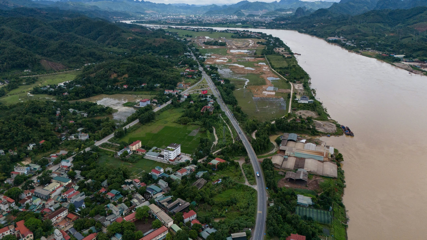 Dòng chảy từ hồ chứa của thủy điện Hòa Bình sẽ theo sông Đà, sông Hồng đổ ra biển và có ảnh hưởng đến các vùng hạ du chạy dọc theo sông Đà, sông Hồng.
