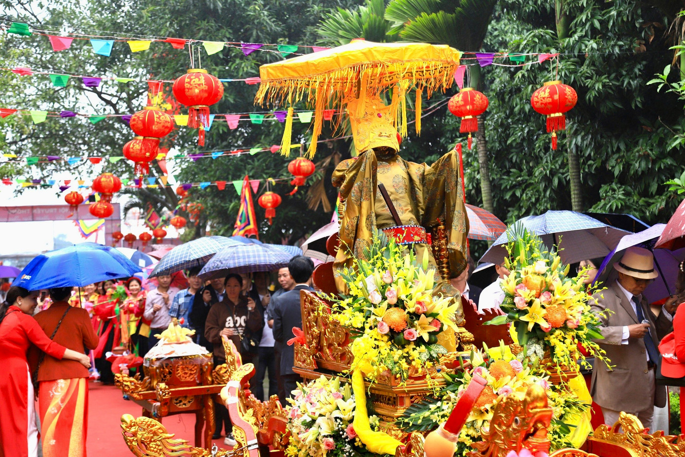 Theo tích xưa kể lại, Tổng Gối xưa gồm 4 làng: Thượng Hội, Thúy Hội, Vĩnh Kỳ, Phan Long (xã Tân Hội, huyện Đan Phượng) từ lâu đã nổi tiếng với lễ hội hát Chèo tàu độc đáo. Tướng Văn Dĩ Thành là người con thuộc dòng dõi quan lại triều Trần, sinh ra ở vùng Tổng Gối xưa. Ông là người học rộng, tài cao, thông thạo kinh sử, ông đã có nhiều công chiêu mộ binh lính, huấn luyện quân dân chống lại giặc Minh. Ông nổi tiếng với 6 lời thề ước và chỉ huy đội đánh đâu thắng đấy. Dưới sự lãnh đạo tài tình của ông, quân giặc đã chịu nhiều tổn thất nặng nề. Sau khi ông hy sinh trên đất tổng Gối, để ca ngợi ân đức của tướng Văn Dĩ Thành, người dân tổng Gối đã sáng tạo ra loại hình nghệ thuật diễn xướng độc đáo Chèo tàu. Vào dịp Rằm tháng Giêng hàng năm, người dân ở Tổng Gối (nay là xã Tân Hội) lại tổ chức lễ hội truyền thống hát Chèo tàu.