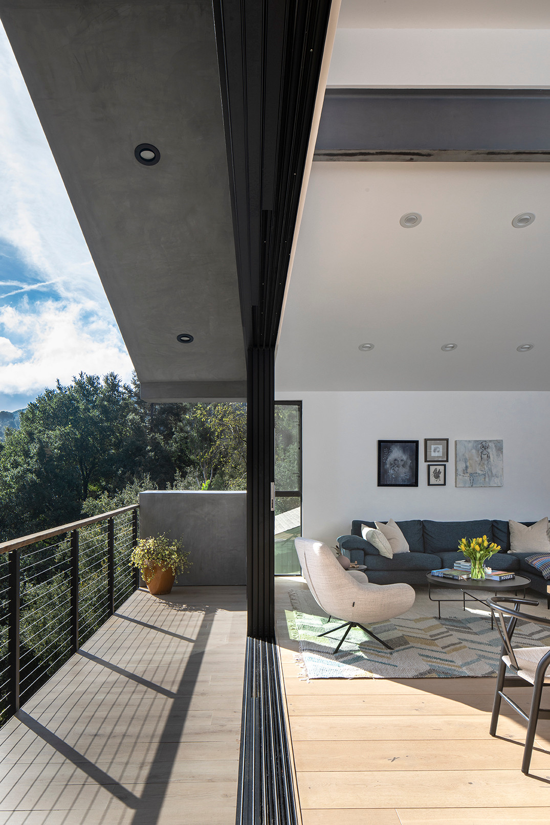 Khu vực sinh hoạt chính được thiết kế liền mạch với một hiên rộng ngoài trời làm xoá nhoà ranh giới giữa bên trong và bên ngoài ngôi nhà tạo nên một không gian lý tưởng cho việc thư giãn và những buổi tiệc.