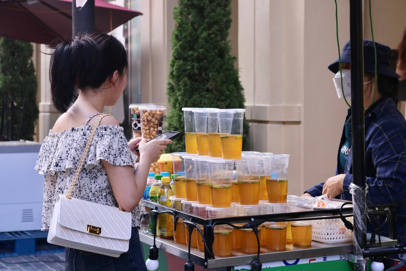 Nhiều xe ẩm thực và mua sắm cũng mở cửa để phục vụ khách ghé qua khu phố.