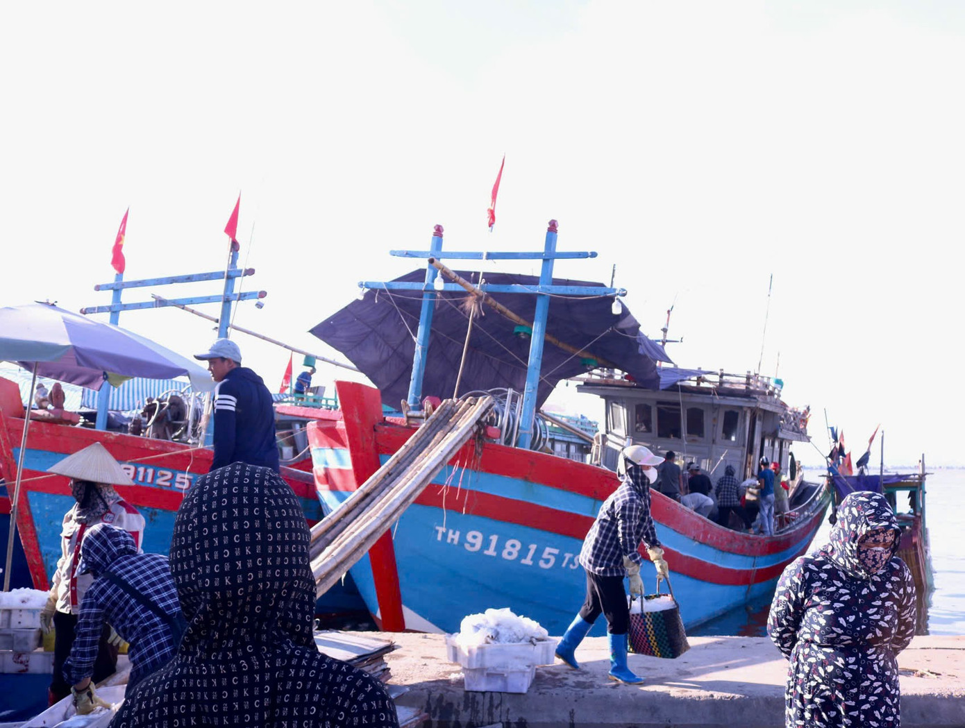 Hoạt động buôn bán diễn ra tấp nập tại bến tàu. Nhiều tiểu thương bán hàng ngay tại bến khi có người đến mua.